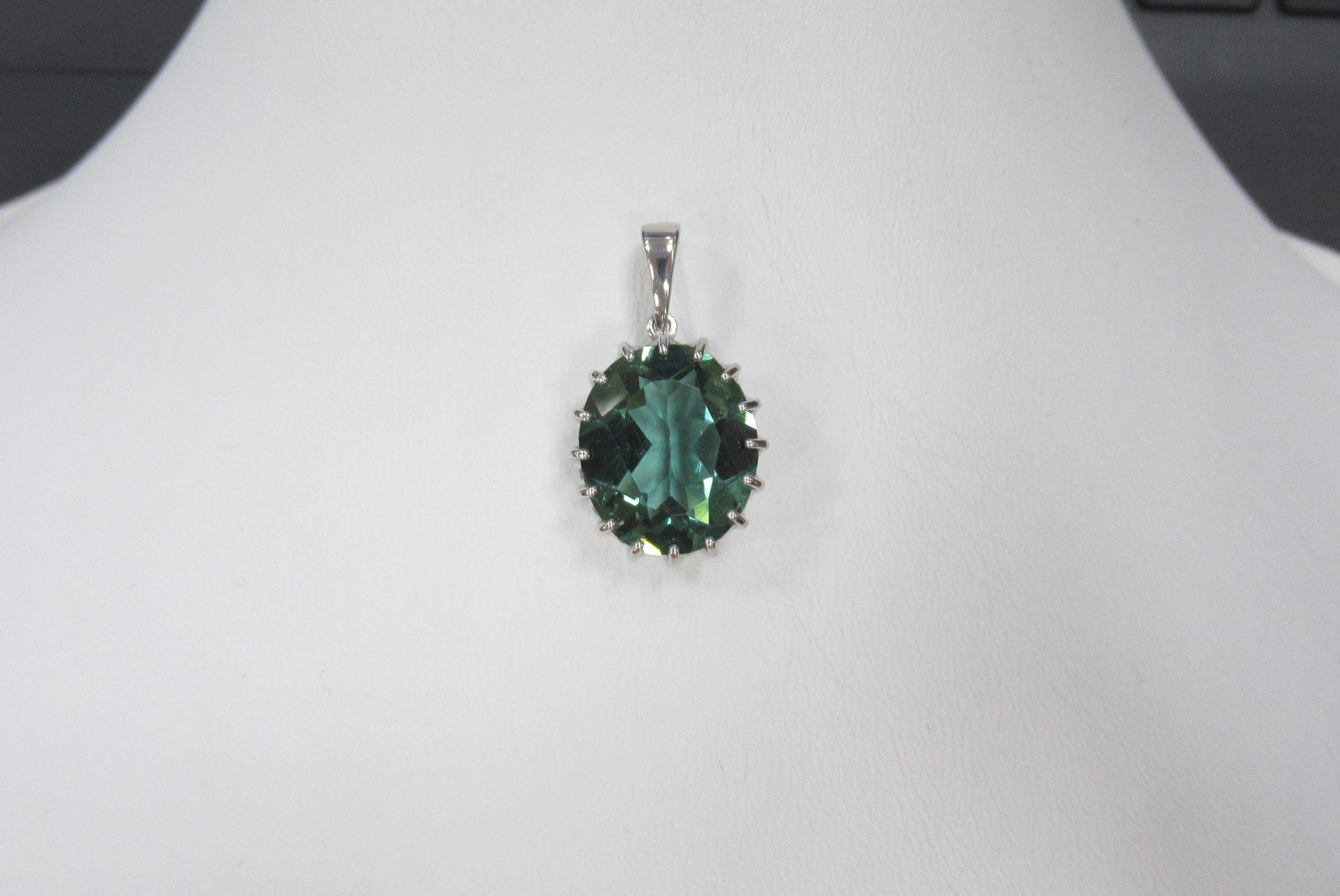 Серебряная подвеска с празиолитом